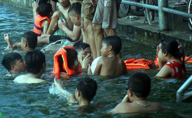 ha noi nguoi dan gop tien cai tao ao lang o nhiem thanh be boi khong lo mien phi cho tre nho