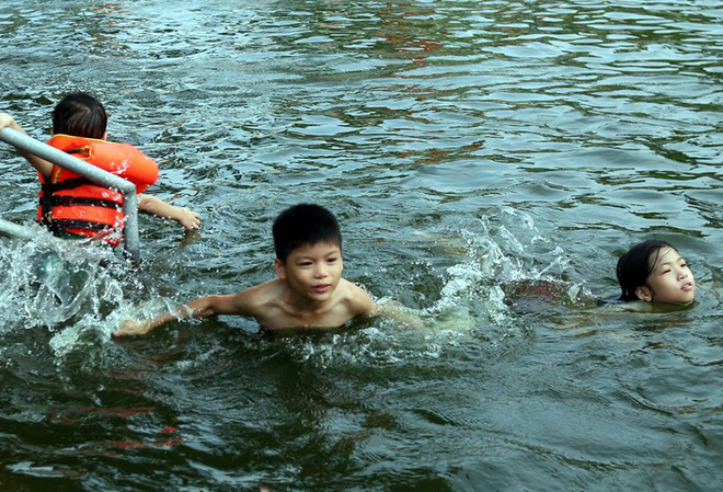 ha noi nguoi dan gop tien cai tao ao lang o nhiem thanh be boi khong lo mien phi cho tre nho