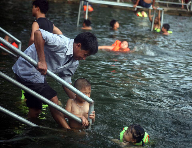 ha noi nguoi dan gop tien cai tao ao lang o nhiem thanh be boi khong lo mien phi cho tre nho