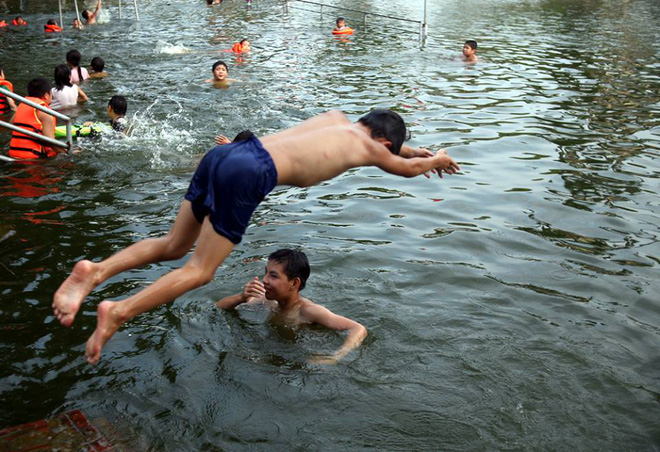 ha noi nguoi dan gop tien cai tao ao lang o nhiem thanh be boi khong lo mien phi cho tre nho