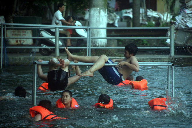 ha noi nguoi dan gop tien cai tao ao lang o nhiem thanh be boi khong lo mien phi cho tre nho