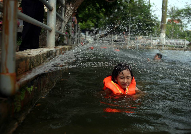 ha noi nguoi dan gop tien cai tao ao lang o nhiem thanh be boi khong lo mien phi cho tre nho