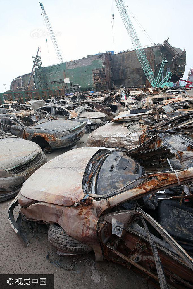 hinh anh hon 100 o to bien thanh dong sat gi sau 3 nam nam duoi day bien cung pha sewol khien nhieu nguoi rung minh