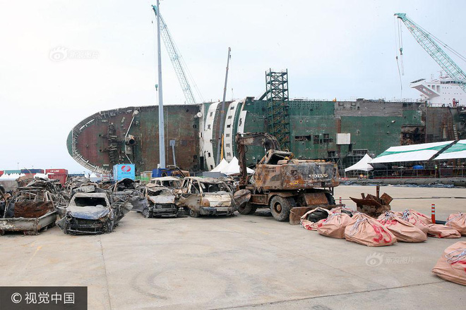 hinh anh hon 100 o to bien thanh dong sat gi sau 3 nam nam duoi day bien cung pha sewol khien nhieu nguoi rung minh