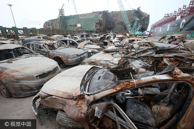 hinh anh hon 100 o to bien thanh dong sat gi sau 3 nam nam duoi day bien cung pha sewol khien nhieu nguoi rung minh