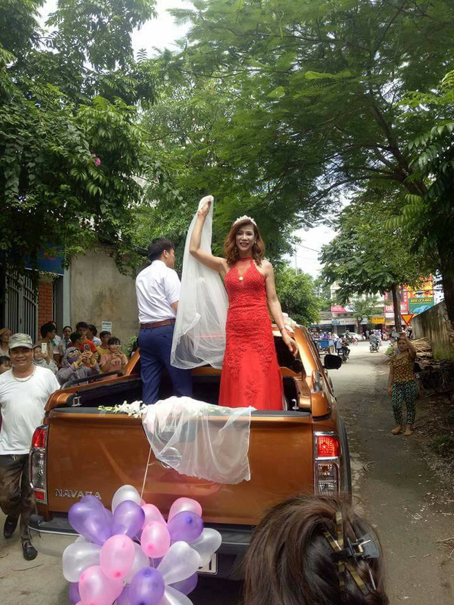 hang tram nguoi hieu ki xem dam cuoi cua co dau chuyen gioi va chu re thanh hoa