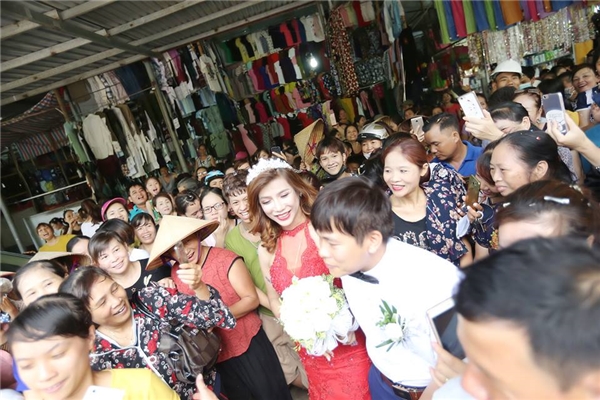 hang tram nguoi hieu ki xem dam cuoi cua co dau chuyen gioi va chu re thanh hoa