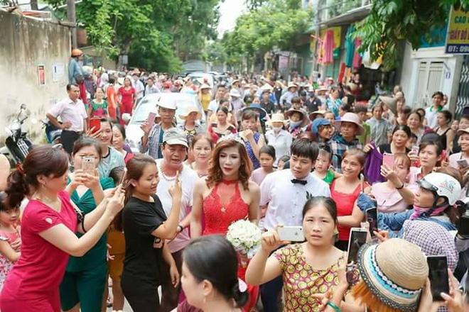 hang tram nguoi hieu ki xem dam cuoi cua co dau chuyen gioi va chu re thanh hoa
