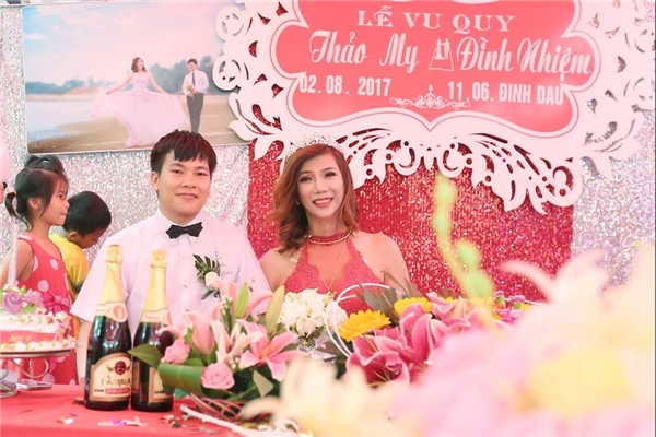 hang tram nguoi hieu ki xem dam cuoi cua co dau chuyen gioi va chu re thanh hoa
