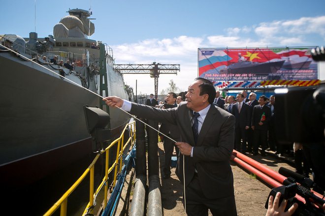 hai loai vu khi hien dai nhat cua viet nam duoc xep canh nhau tai trien lam maks 2017