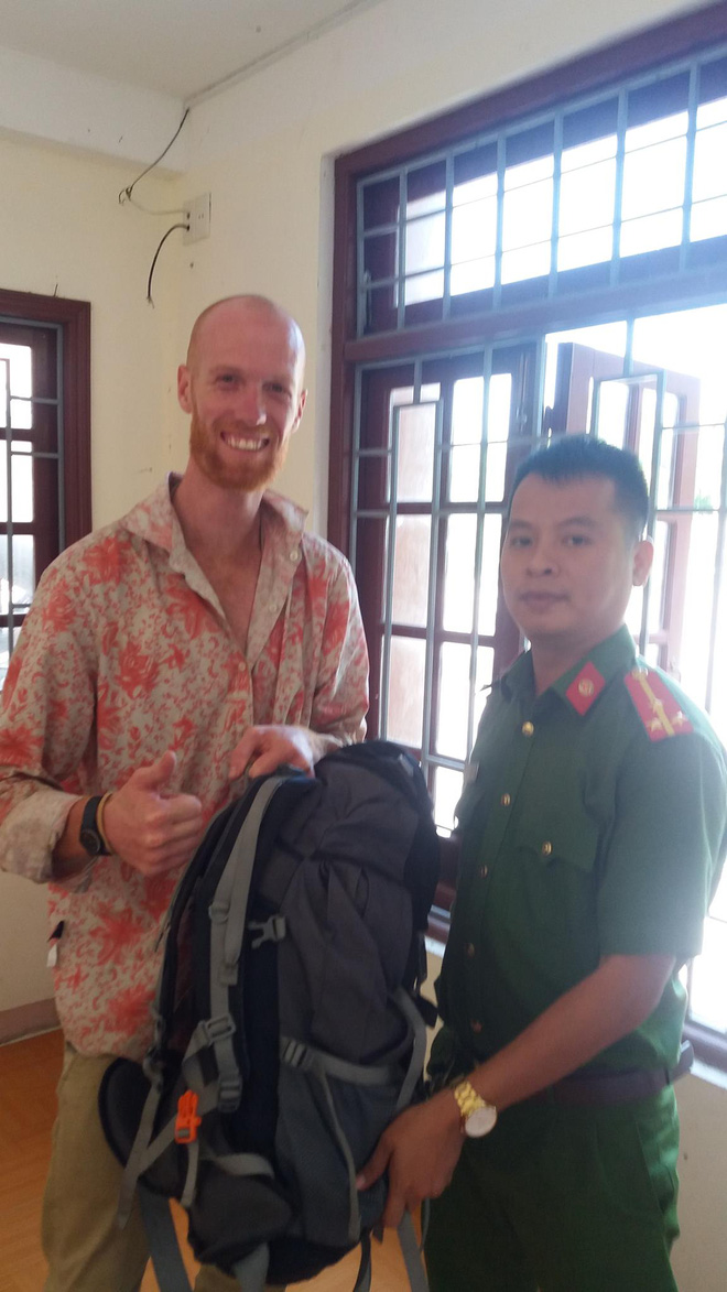 nhat duoc tai san hon 100 trieu dong nam thanh nien tra lai cho du khach uc