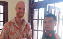 nhat duoc tai san hon 100 trieu dong nam thanh nien tra lai cho du khach uc