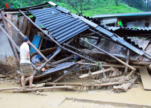 lu quet khien 33 nguoi chet va mat tich hon 240 nha bi hu hong