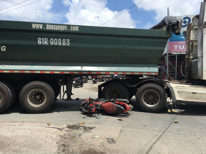 nguoi dan ong nuoc ngoai bi xe container keo le cuon vao gam