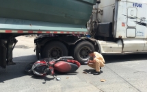 nguoi dan ong nuoc ngoai bi xe container keo le cuon vao gam