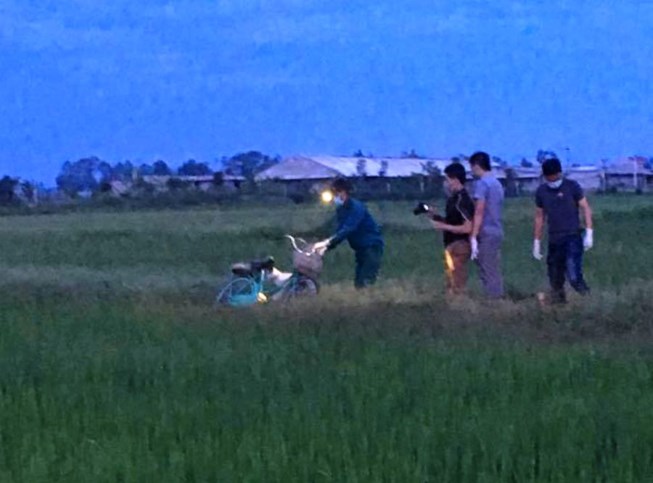 thong bao tren loa phat thanh xa truy tim danh tinh thi the tu vong o canh dong