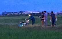thong bao tren loa phat thanh xa truy tim danh tinh thi the tu vong o canh dong