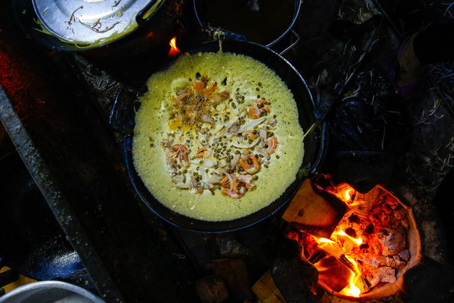 quan banh xeo van nghe voi co chu co giong ca ngot lim khien bao thuc khach sai gon say me