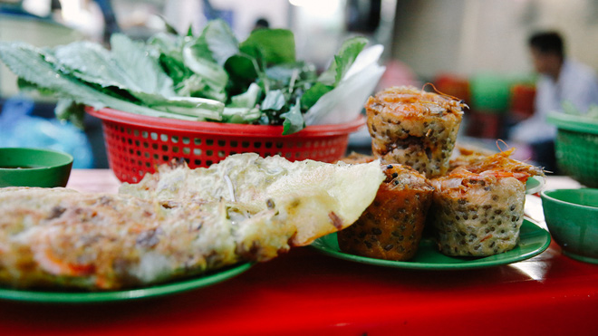 quan banh xeo van nghe voi co chu co giong ca ngot lim khien bao thuc khach sai gon say me