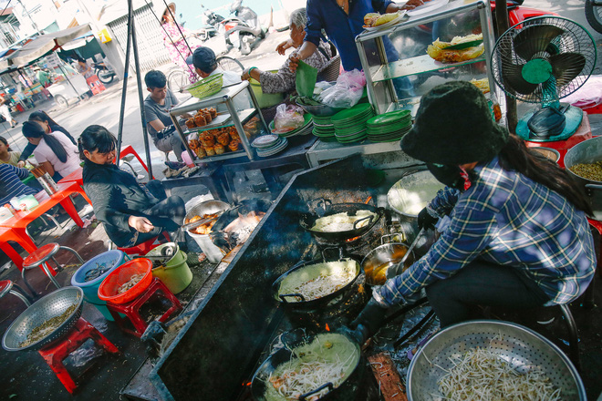 quan banh xeo van nghe voi co chu co giong ca ngot lim khien bao thuc khach sai gon say me