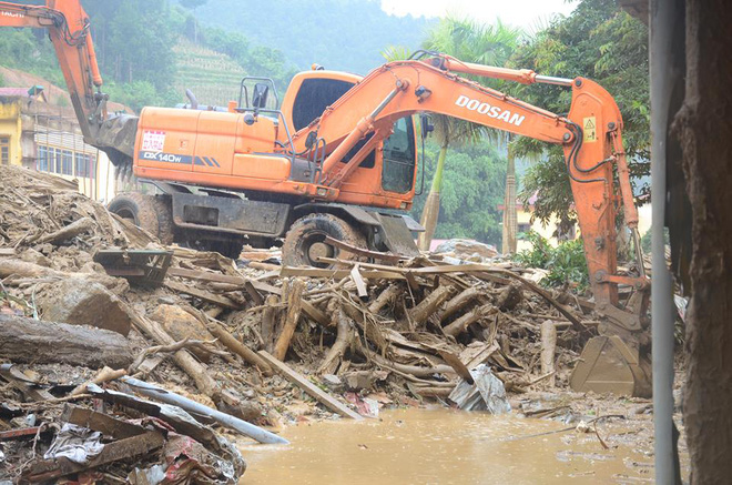 vo con khoc ngat khi nhan thi the nguoi dan ong bi lu cuon troi o yen bai