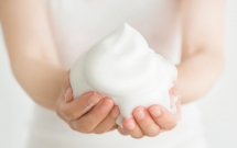 dung sua rua mat phai tao bot bong len nhu may the nay moi dung ban biet cach khong vay