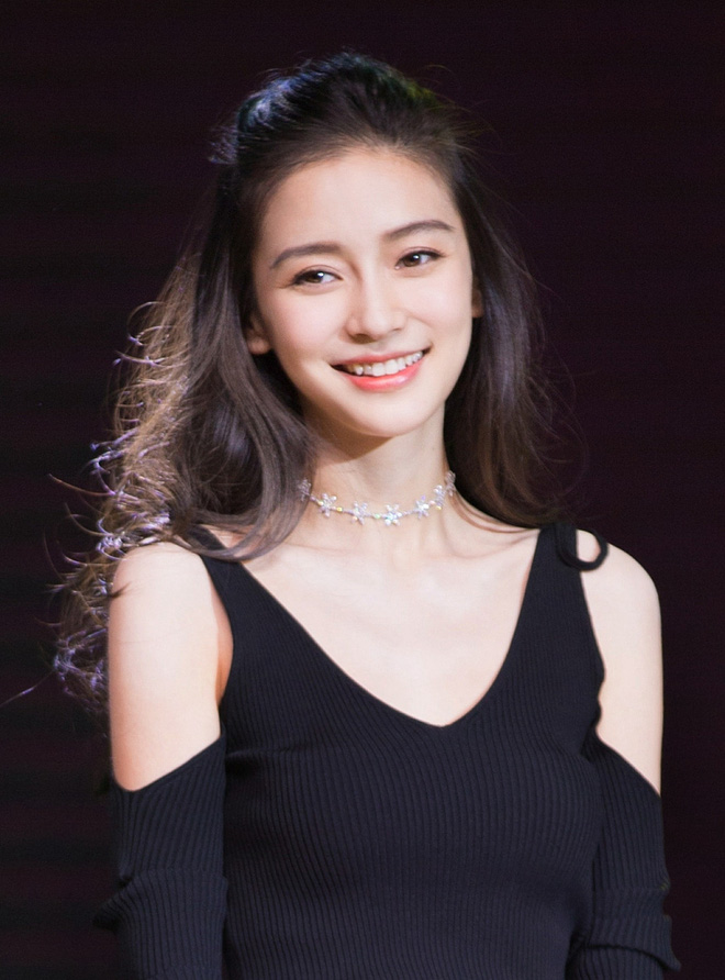 angelababy khoe dang dep chan thon trong su kien moi