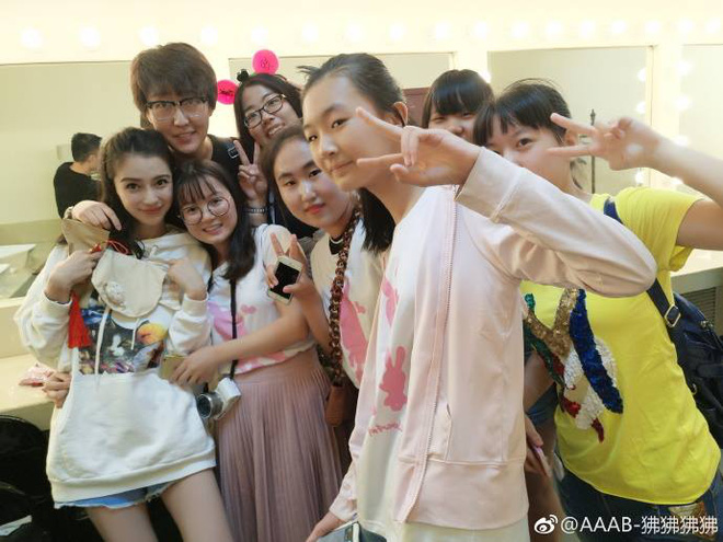 angelababy khoe dang dep chan thon trong su kien moi