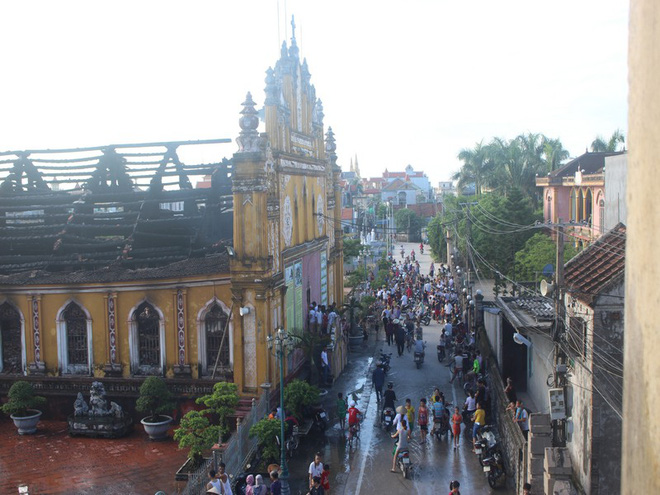 nguoi dan nam dinh xot xa nhin ngoi nha tho co 130 tuoi bi chay rui trong dem