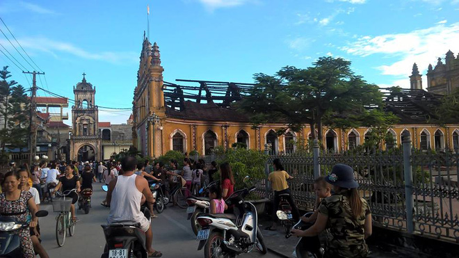 nguoi dan nam dinh xot xa nhin ngoi nha tho co 130 tuoi bi chay rui trong dem