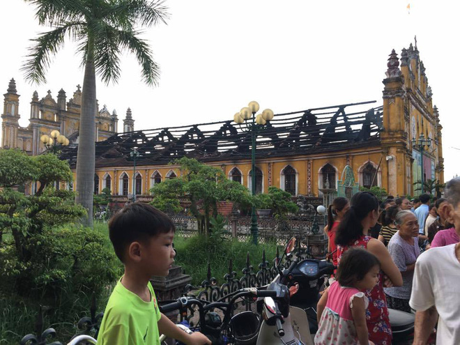 nguoi dan nam dinh xot xa nhin ngoi nha tho co 130 tuoi bi chay rui trong dem