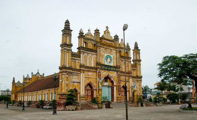 nguoi dan nam dinh xot xa nhin ngoi nha tho co 130 tuoi bi chay rui trong dem
