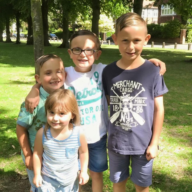 nguoi me bi chi trich vi van de con 4 tuoi bu sua me va man dap tra khien dan mang ha he