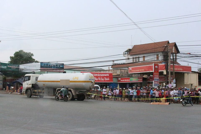 binh duong dang dap xe dao choi co gai bi xe bon can chet thuong tam