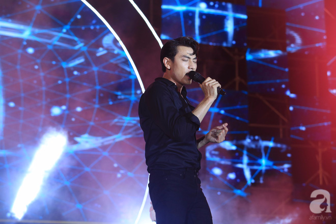 hoa ng thu y linh go i ca m vo i va y nga n xuyen tha u isaac de p trai he t na c khie n fan pha t cuo ng