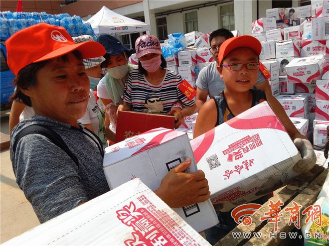 buc anh tinh nguyen vien ti hon ngoi met la sau dot cuu tro cho vung lu lut khien nhieu nguoi xuc dong