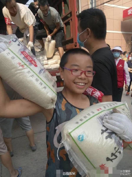 buc anh tinh nguyen vien ti hon ngoi met la sau dot cuu tro cho vung lu lut khien nhieu nguoi xuc dong
