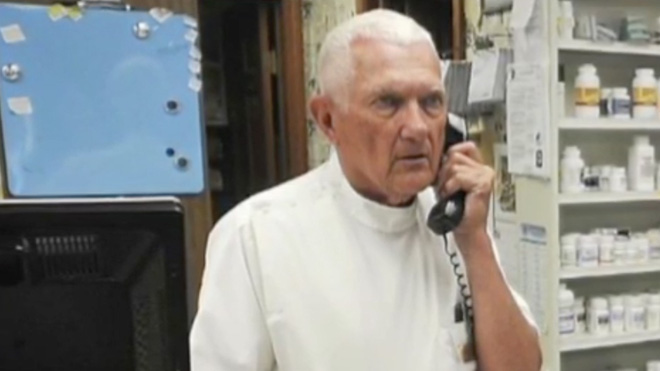 nu benh nhan to duoc si 81 tuoi bat coi quan ao moi ke don thuoc