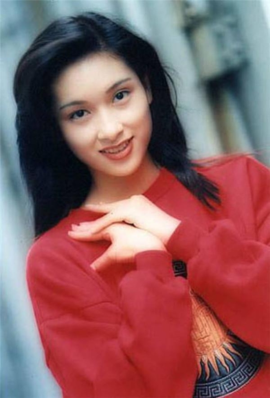 phan doi co quanh cua hoa hau a chau tung bi danh ghen giua chon dong nguoi ma chi biet dung yen chiu tran