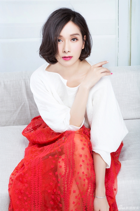 phan doi co quanh cua hoa hau a chau tung bi danh ghen giua chon dong nguoi ma chi biet dung yen chiu tran