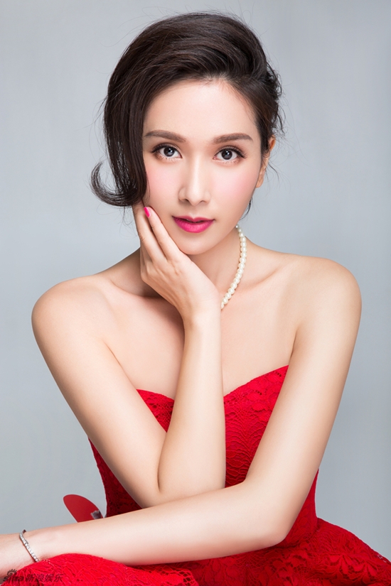 phan doi co quanh cua hoa hau a chau tung bi danh ghen giua chon dong nguoi ma chi biet dung yen chiu tran