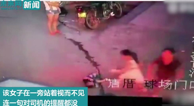 be con nho dung nhin be trai bi o to chen qua nguoi ba me tre khong them bieu lo cam xuc