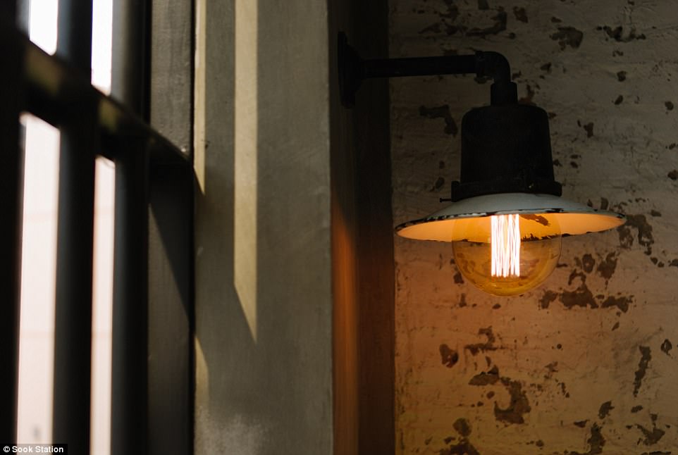 ben trong khach san nha tu doc dao o thai lan