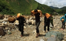 tinh nguoi trong lu du mu cang chai chien si an mi tom song vac gao vuot hang chuc km duong rung giup do ba con