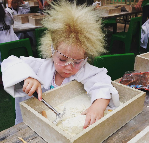 be gai mac benh toc phan chu moc nhu choi rom