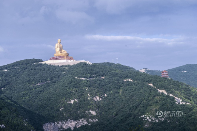 trung quoc tiep tuc xay dung tuong phat khong lo mau vang rong lon nhat the gioi