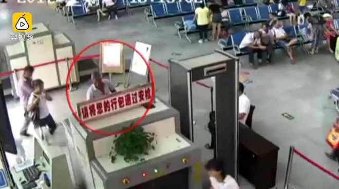 khach de do len may soi nhan vien an ninh bang hoang phat hien ra 2 canh tay nguoi trong tui hanh ly