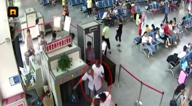 khach de do len may soi nhan vien an ninh bang hoang phat hien ra 2 canh tay nguoi trong tui hanh ly