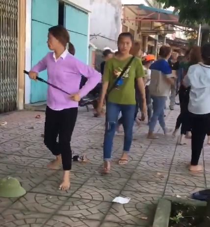 clip 2 nhom nu sinh cam gay dam da nhau tui bui truoc cong truong