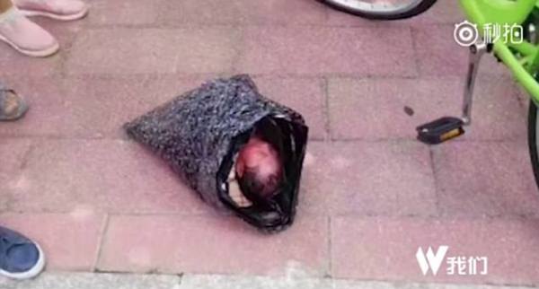 hy huu ba me gui con gai so sinh toi trai mo coi bang dich vu chuyen phat nhanh